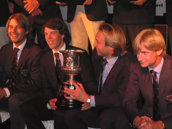 L’équipe victorieuse de la Coupe d’Europe en 2008, trophée en main