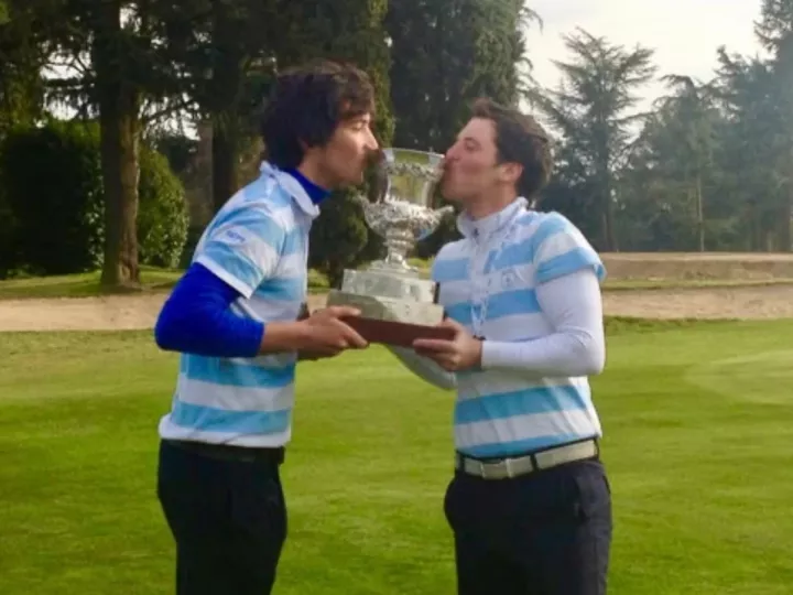 Kevin Turlan et Sébastien Gandon embrassent le trophée des Internationaux de France de double en 2013