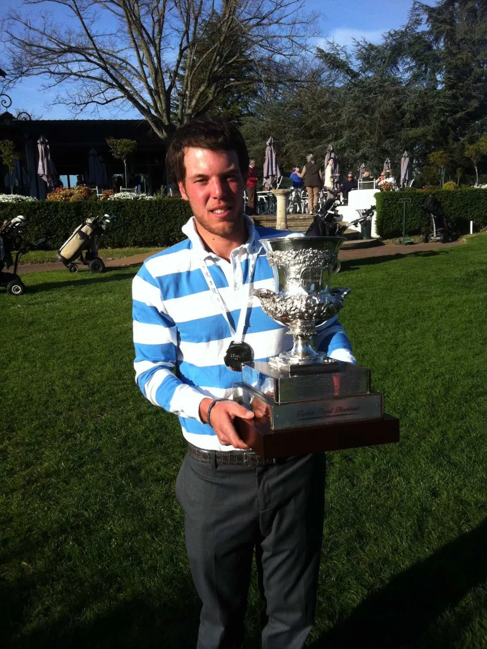 Kevin Turlan, trophée en main, après une victoire en amateur