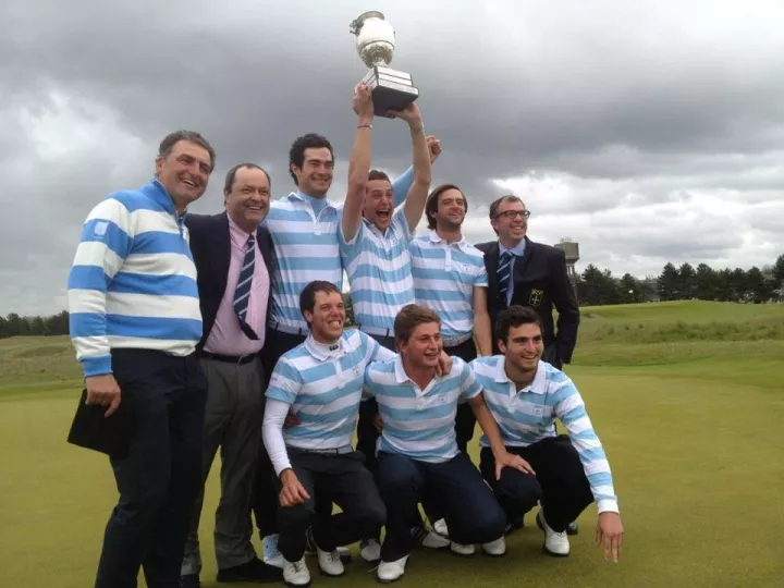 L’équipe du RCF La Boulie, avec Kevin Turlan, soulève le Trophée Gounouilhou en 2012