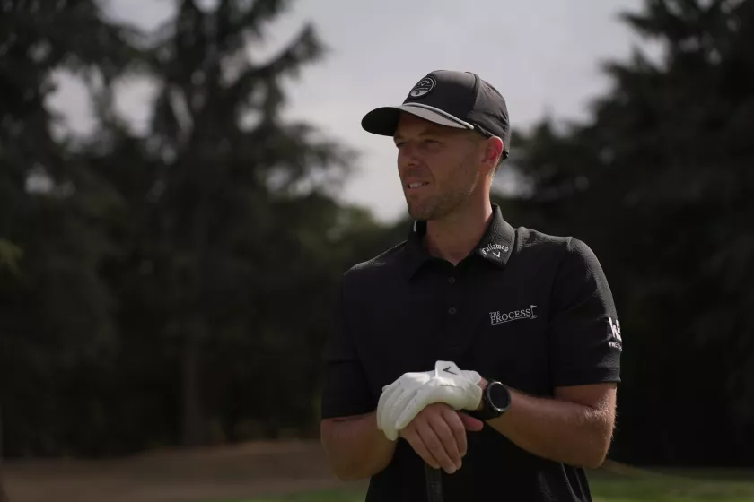 Kevin Turlan sur le parcours, gant de golf à la main