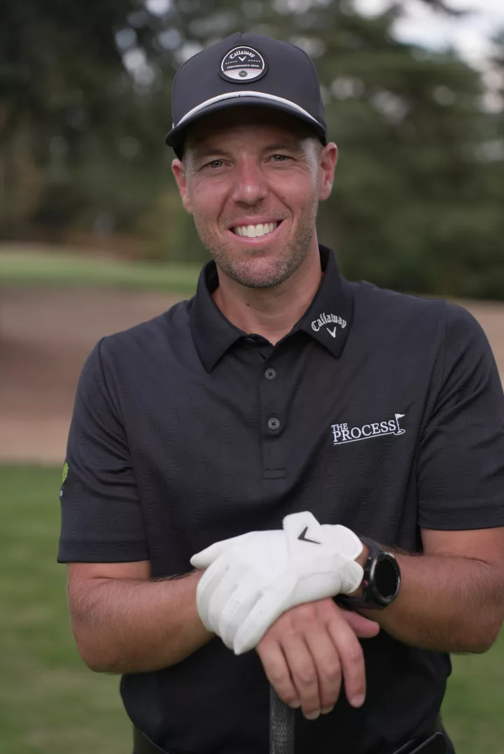 Kevin Turlan, coach de golf, souriant, polo The Process