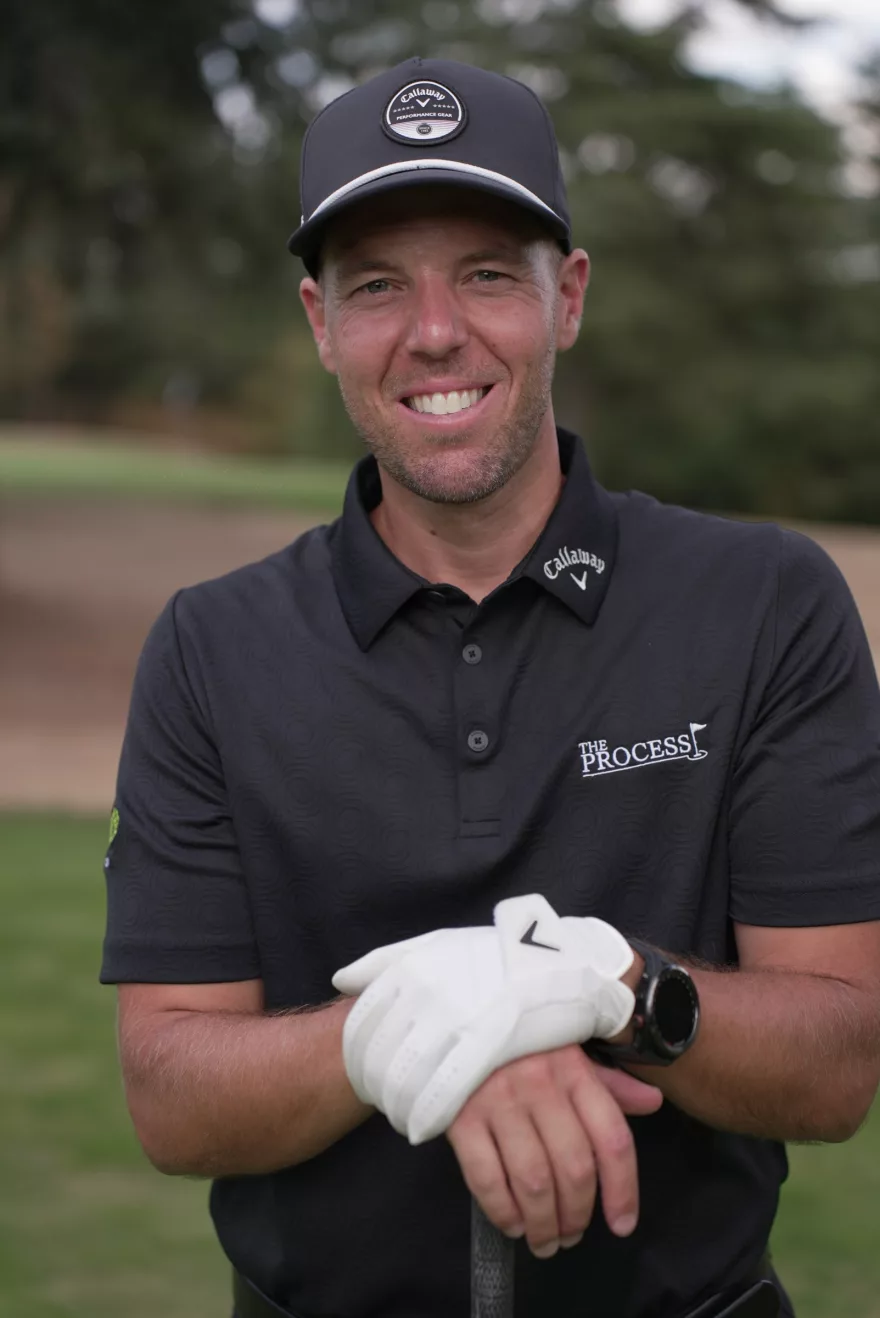 Kevin Turlan, coach de golf, souriant, polo The Process